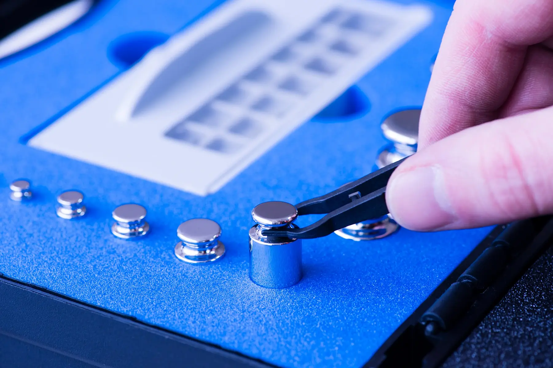 Scale Accuracy vs. Readability: Why Your 0.01g Scale Might Not Be Accurate to 0.01g